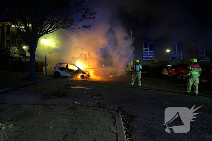 Twee gepareerde personenwagens vliegen in brand