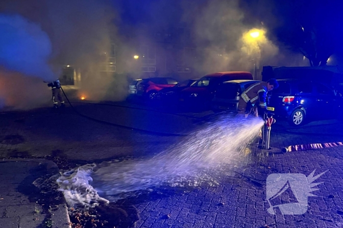 Twee gepareerde personenwagens vliegen in brand