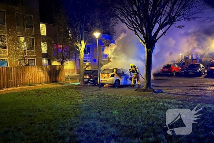 Twee gepareerde personenwagens vliegen in brand