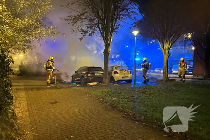 Twee gepareerde personenwagens vliegen in brand