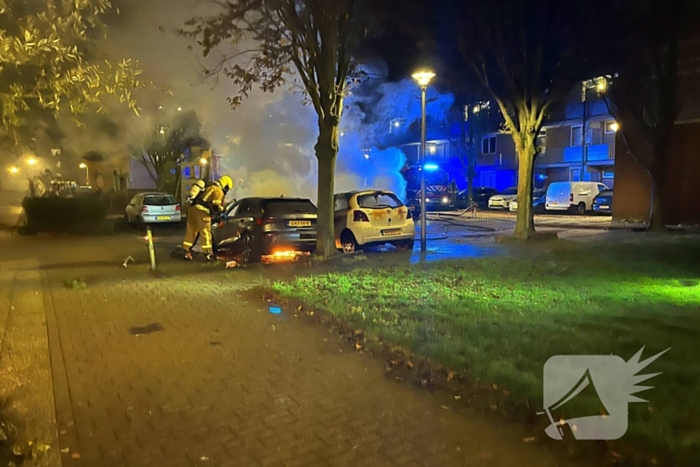 Twee gepareerde personenwagens vliegen in brand