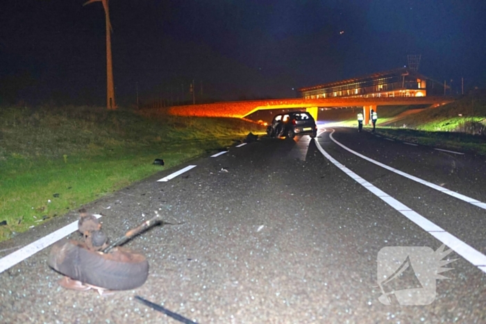 Persoon slaat op vlucht na crash en laat ravage en zwaargewonde achter