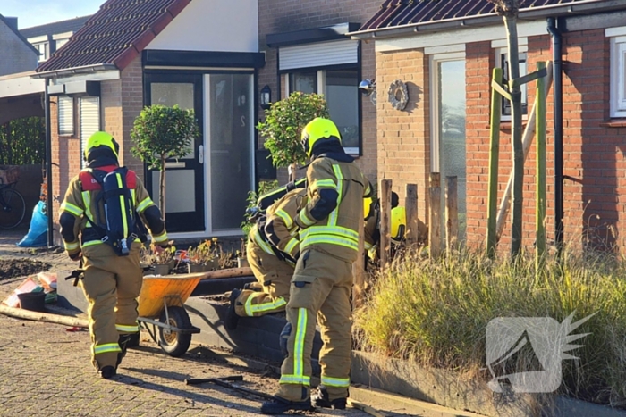 Brandweer graaft in tuin wegens gaslekkage