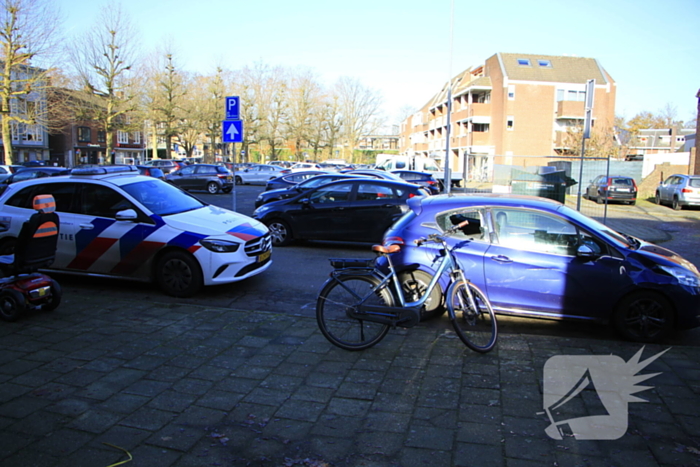 Fietser door achterruit van auto bij botsing