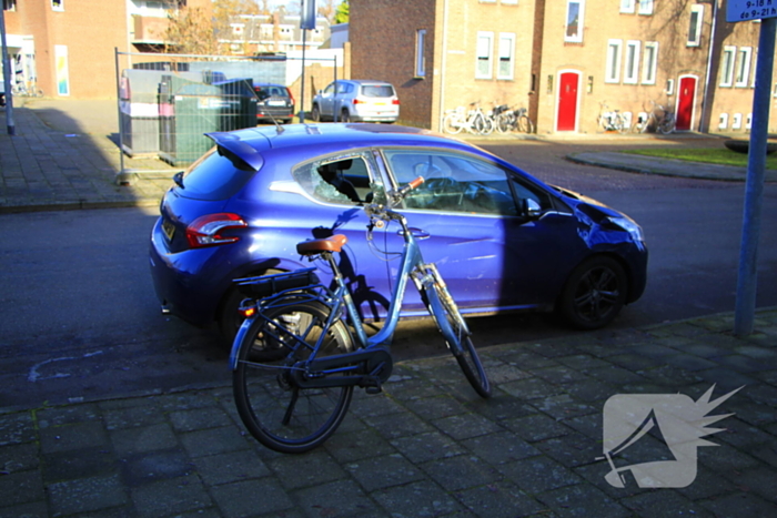 Fietser door achterruit van auto bij botsing