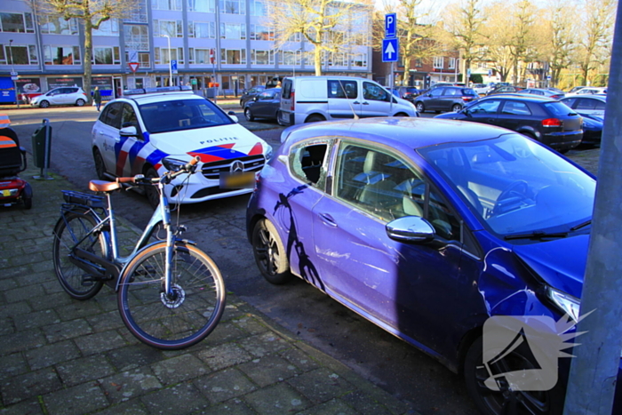 Fietser door achterruit van auto bij botsing