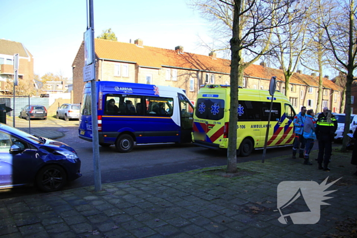 Fietser door achterruit van auto bij botsing