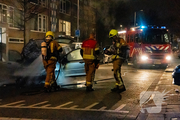 Rook vanonder motorkap eindigt in uitgebrand motorcompartiment