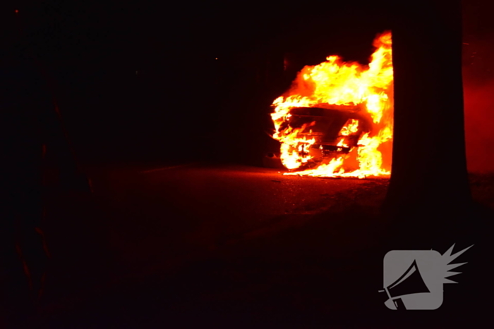 Auto volledig verwoest door brand