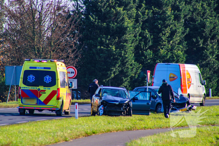 Toevallig passerende ambulance meldt frontale aanrijding