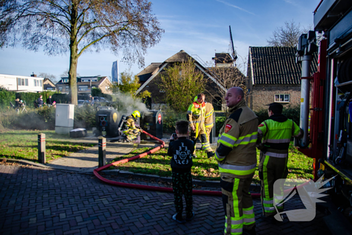 Brandweer blust brand in container