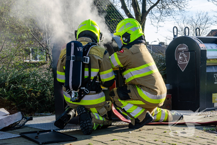 Brandweer blust brand in container