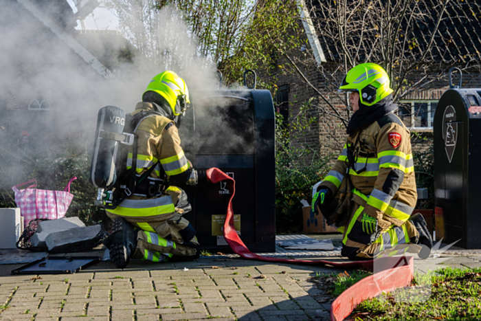 Brandweer blust brand in container