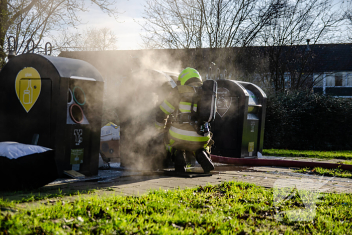 Brandweer blust brand in container