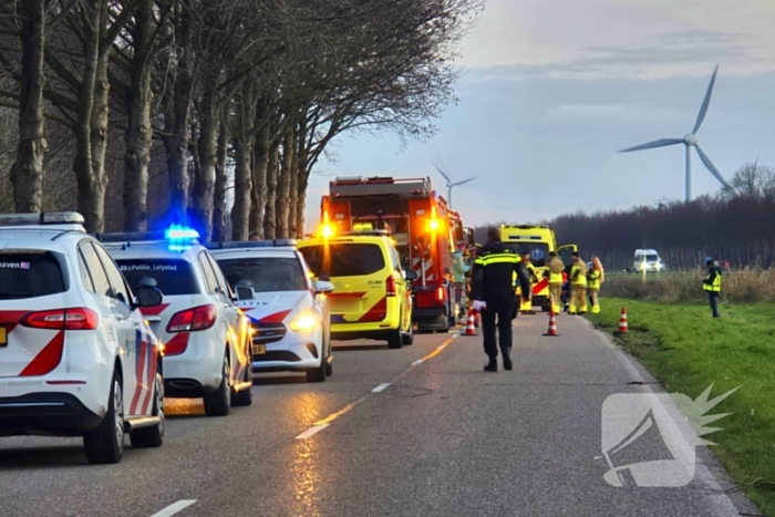 Automobilist zwaargewond bij aanrijding met boom