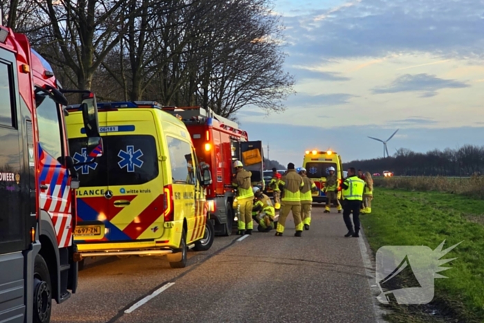 Automobilist zwaargewond bij aanrijding met boom