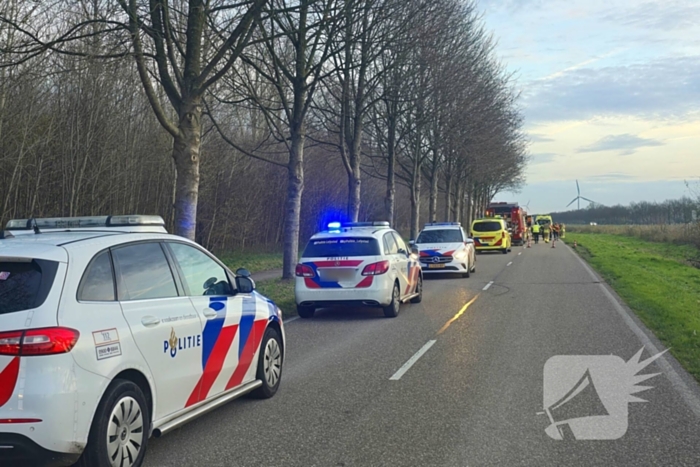 Automobilist zwaargewond bij aanrijding met boom