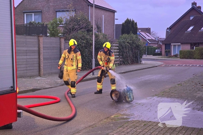 Brandweer blust brand in achtertuin