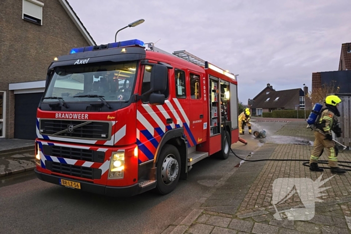 Brandweer blust brand in achtertuin