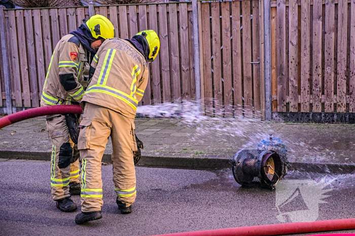 Brandweer blust brand in achtertuin