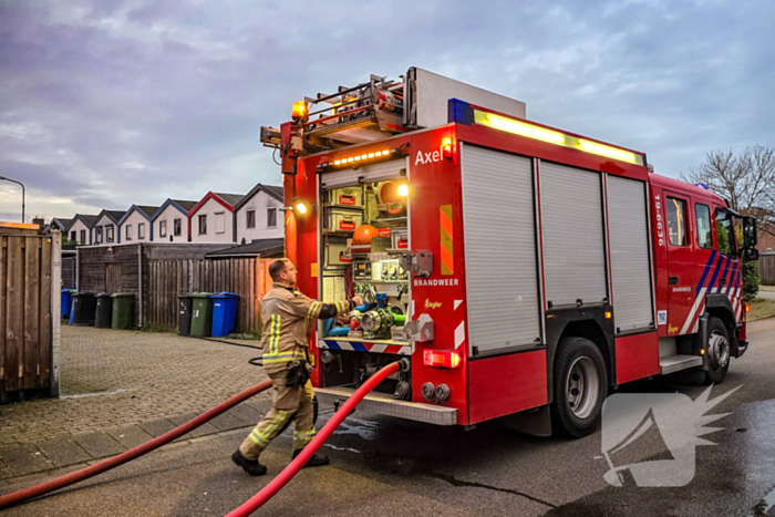 Brandweer blust brand in achtertuin