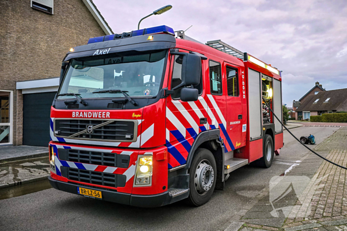 Brandweer blust brand in achtertuin