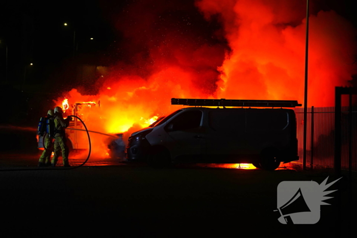 Meerdere voertuigen gaan in vlammen op bij bedrijfswagenspecialist