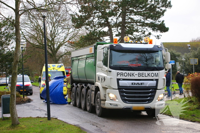 Persoon onder vrachtwagen