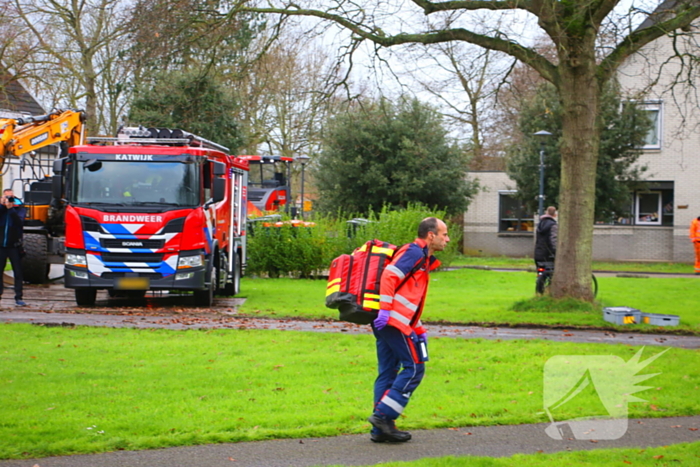 Persoon onder vrachtwagen