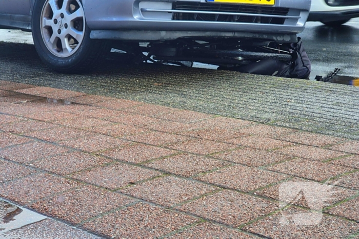 Fiets vast onder auto bij aanrijding