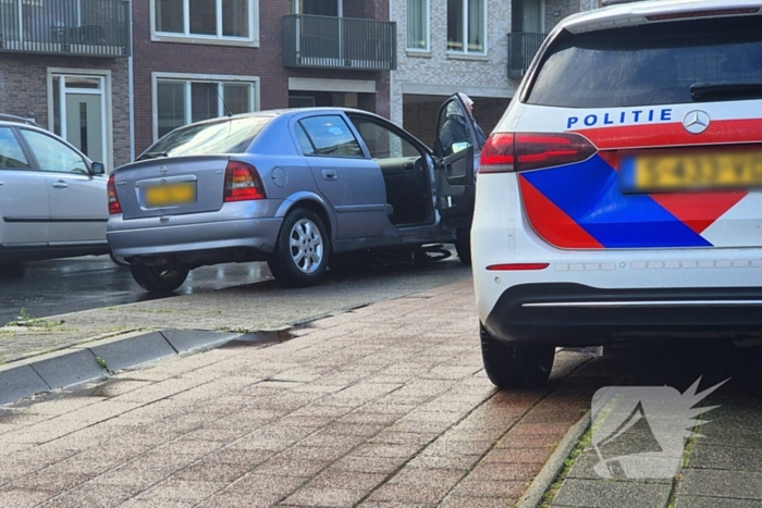 Fiets vast onder auto bij aanrijding