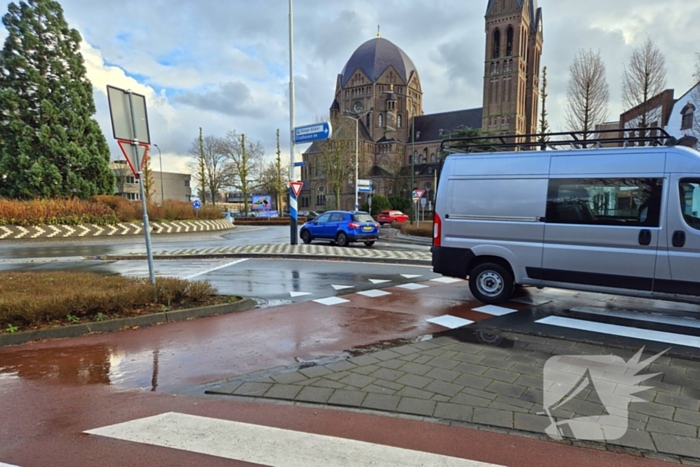 Fiets vast onder auto bij aanrijding