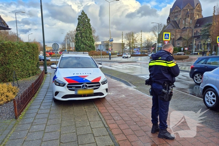 Fiets vast onder auto bij aanrijding