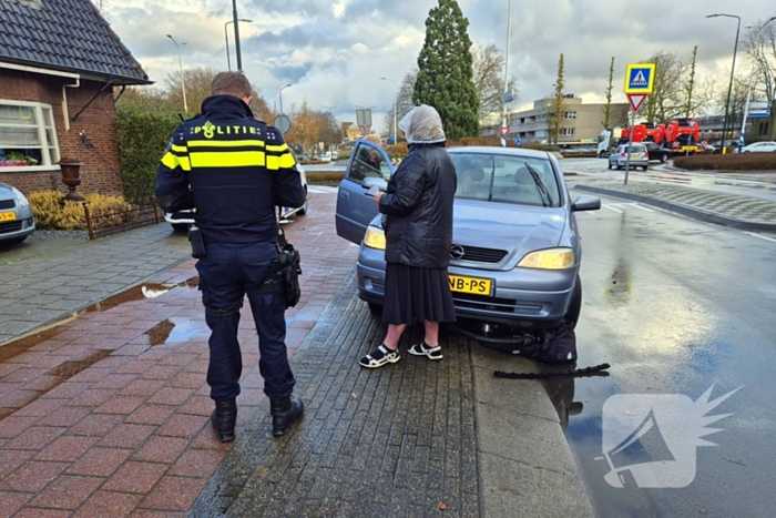 Fiets vast onder auto bij aanrijding