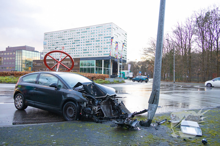 Automobilist tegen lantaarnpaal gebotst