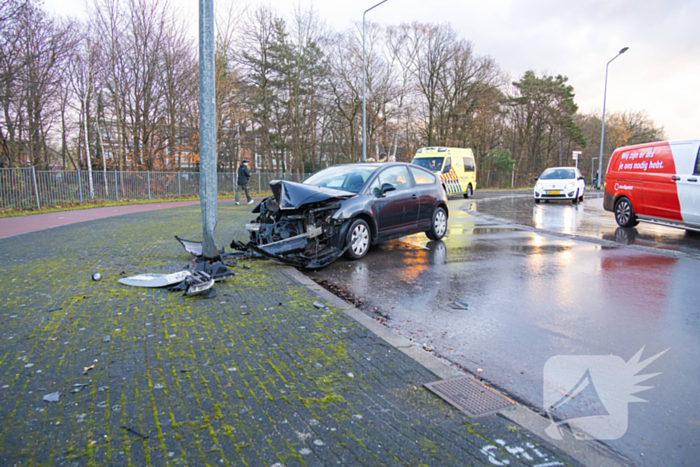 Automobilist tegen lantaarnpaal gebotst