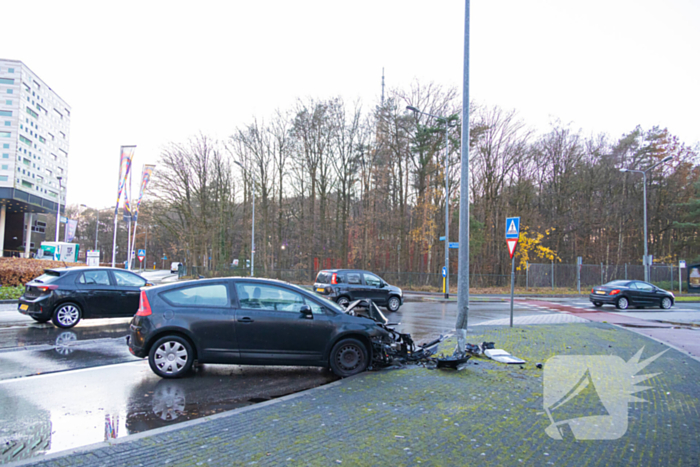 Automobilist tegen lantaarnpaal gebotst