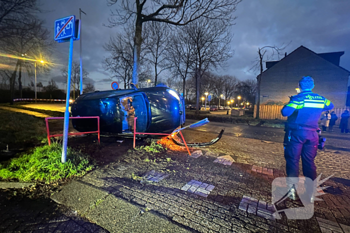 Automobilist vliegt uit de bocht belandt op zijn kant