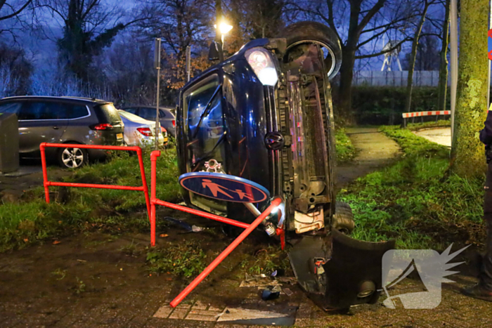 Automobilist vliegt uit de bocht belandt op zijn kant