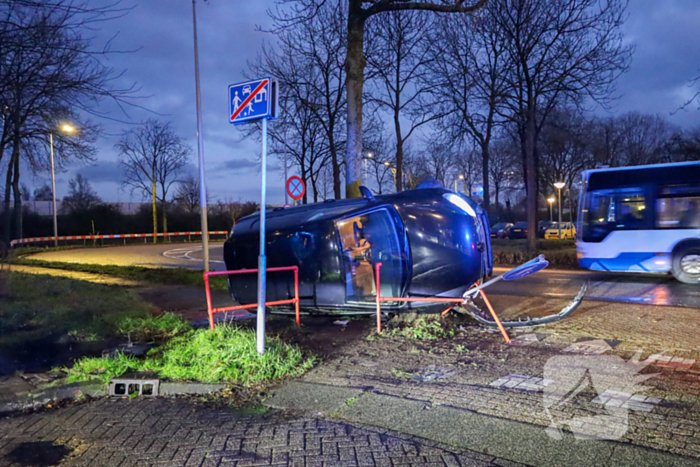 Automobilist vliegt uit de bocht belandt op zijn kant