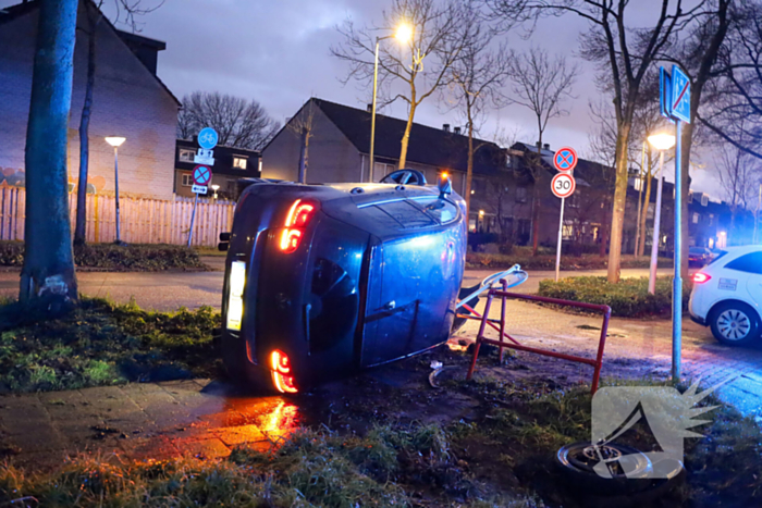 Automobilist vliegt uit de bocht belandt op zijn kant