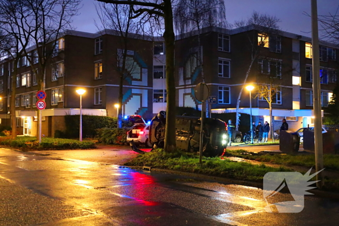 Automobilist vliegt uit de bocht belandt op zijn kant