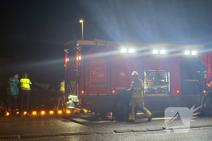 Auto belandt op midden van rotonde na botsing