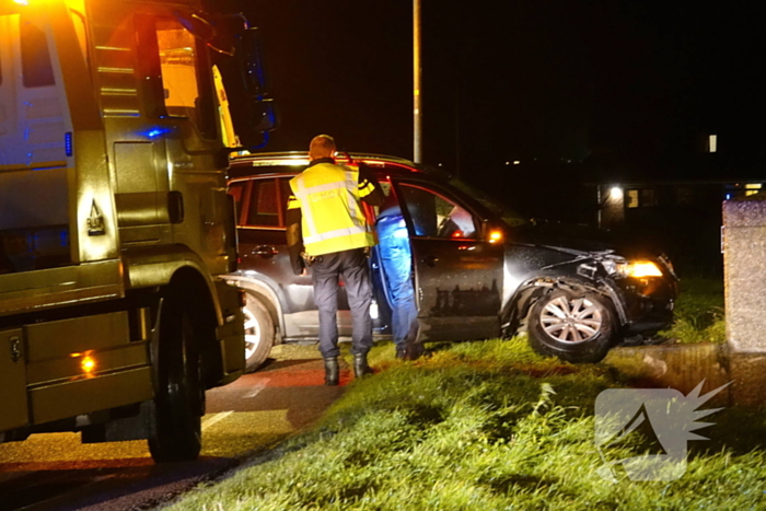 Automobilist vliegt uit de bocht en knalt tegen muur