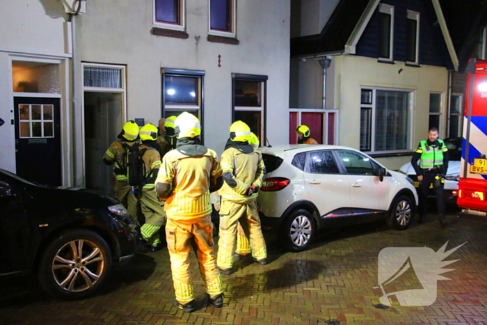 Brandweer doet onderzoek in woning na rookontwikkeling