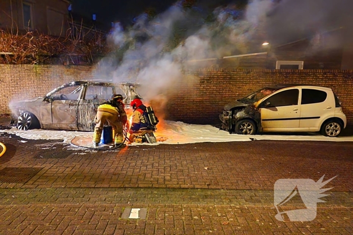 Twee auto's verwoest door brand