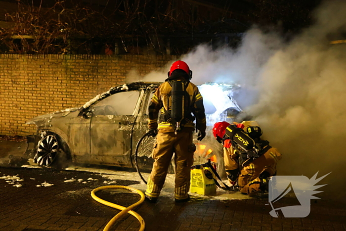 Twee auto's verwoest door brand