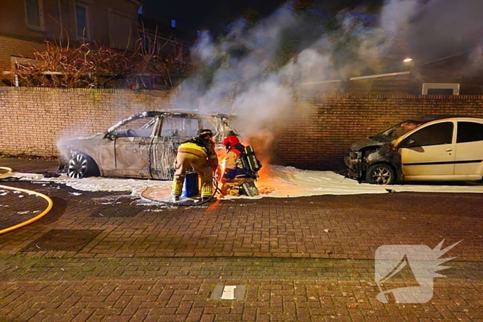 Twee auto's verwoest door brand