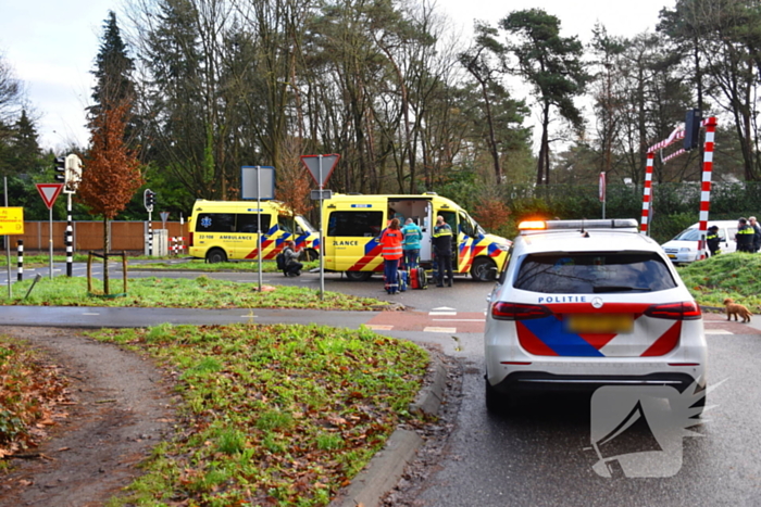 Motorrijder zwaargewond bij botsing met auto