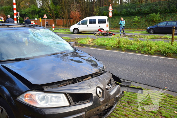 Motorrijder zwaargewond bij botsing met auto